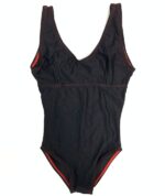 Schwarzer Tanzanzug mit kontrastierenden roten Nähten